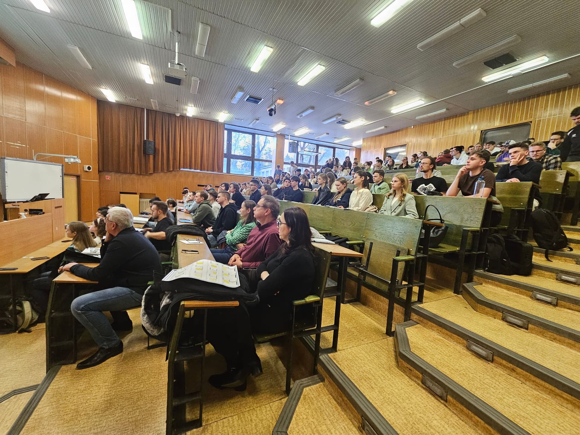 Prednášajúci a študenti počas úvodnej prednášky, 3.3.2026