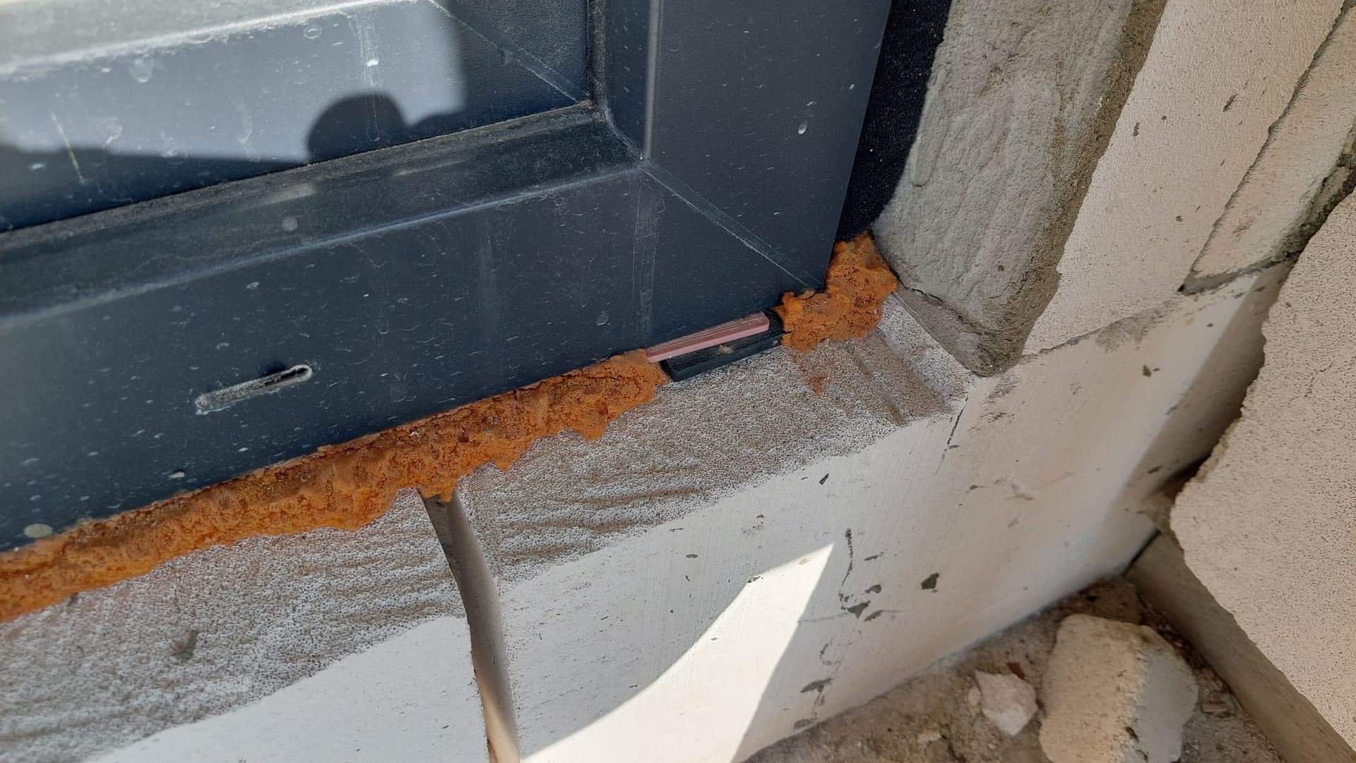 Nesprávna dolná pripojovacia škára bez možnosti správneho napojenia hydroizolácie plochej strechy.